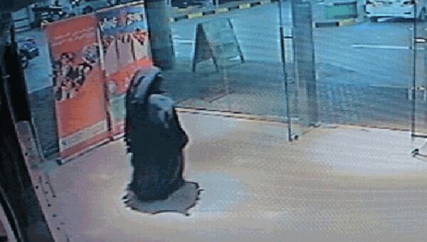 Зафиксированный на видеокамеру, предполагаемый убийца американской женщины в Абу-Даби