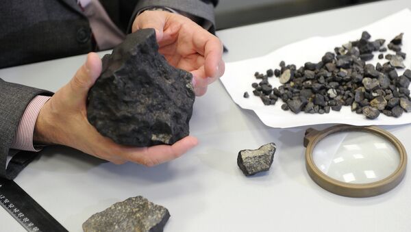 Изучение осколков метеорита, найденных в Челябинской области. Архивное фото