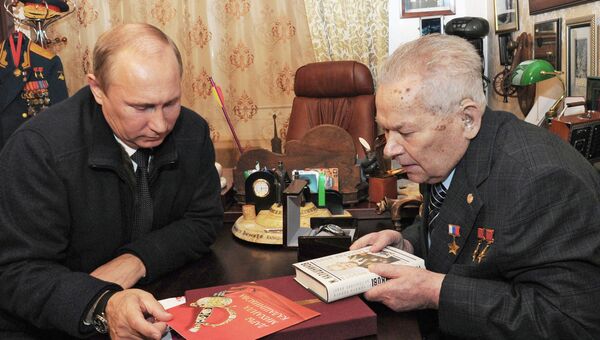 Президент России Владимир Путин (слева) и конструктор-оружейник Михаил Калашников