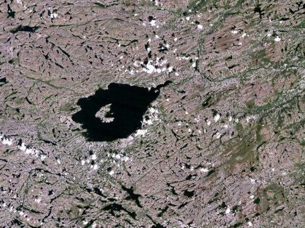 Кратер от метеорита, образовавшего озеро Мистастин, Ньюфаундленд и Лабрадор, Канада