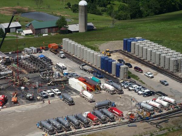 Предприятие по добыче сланцевого газа в Пенсильвании, США Предприятие по добыче сланцевого газа в Пенсильвании, США