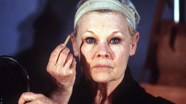 Актриса Джуди Денч наносит макияж перед спектаклем Amy's View