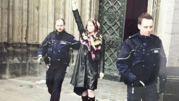 Активистку Femen  задерживают в Кельнском соборе