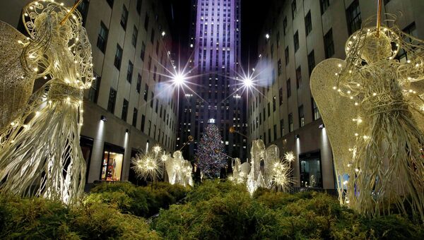 Церемония зажжения главной рождественской елки Нью-Йорка, установленной возле Рокфеллер-центра