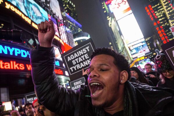Протестующий требует справедливости за смерть Эрика Гарнер, на Таймс-сквер