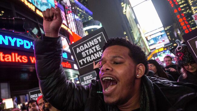 Протестующий требует справедливости за смерть Эрика Гарнер, на Таймс-сквер Протестующий требует справедливости за смерть Эрика Гарнер, на Таймс-сквер