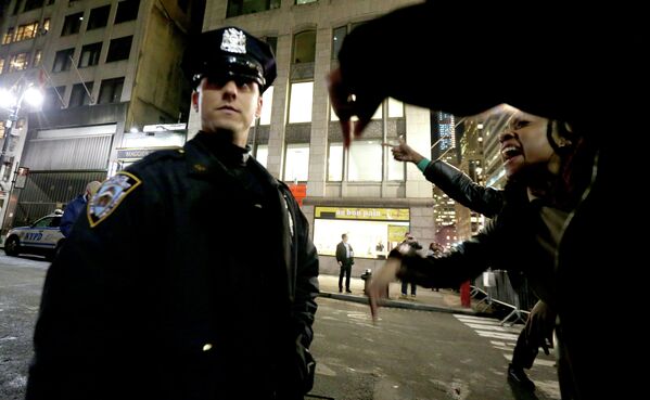 Полицейский и протестующие на улицах Нью-Йорка
