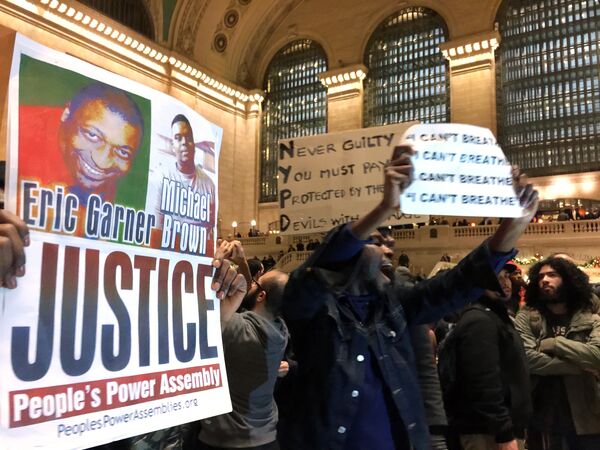 Люди протестуют на Центральном вокзале Нью-Йорка