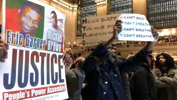 Люди протестуют на Центральном вокзале Нью-Йорка. Архивное фото