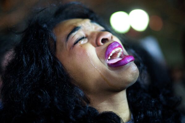 Женщина плачет после объявления решения большого жюри по делу Эрика Гарнера в Нью-Йорке