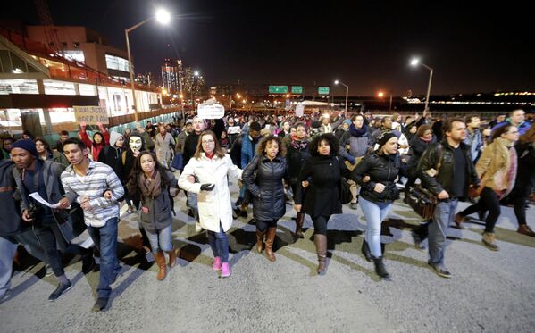 Протестующие блокируют дорогу во время марша в ответ на решение большого жюри по делу Эрика Гарнера в Нью-Йорке