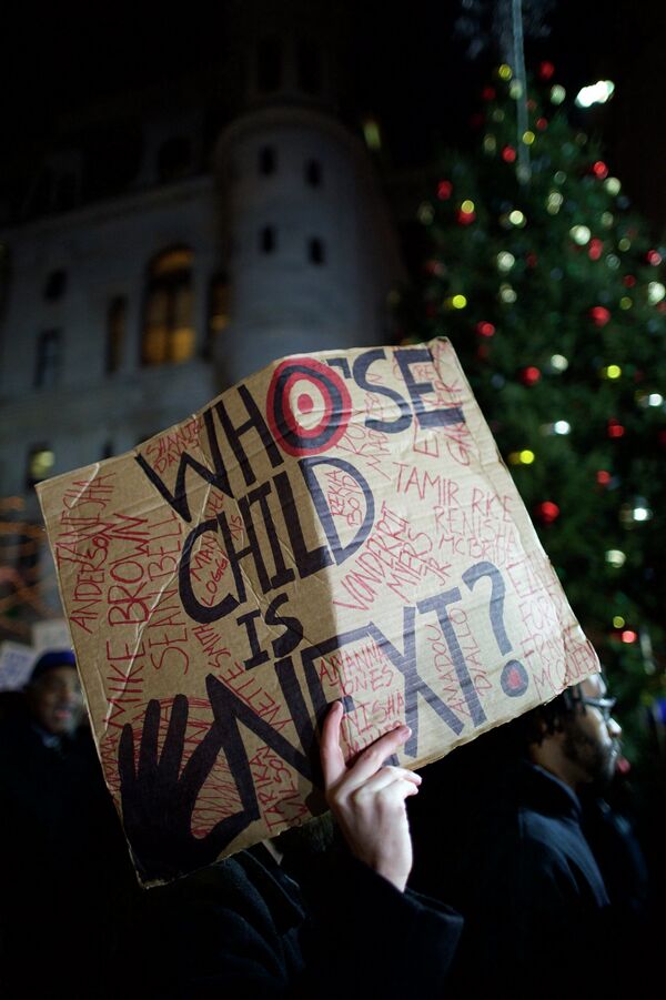 Протестующий держит плакат с надписью  Чей ребенок следующий?