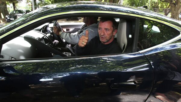 Ударник австралийской рок-группы AC/DC Фил Радд покидает суд в городе Тауранга