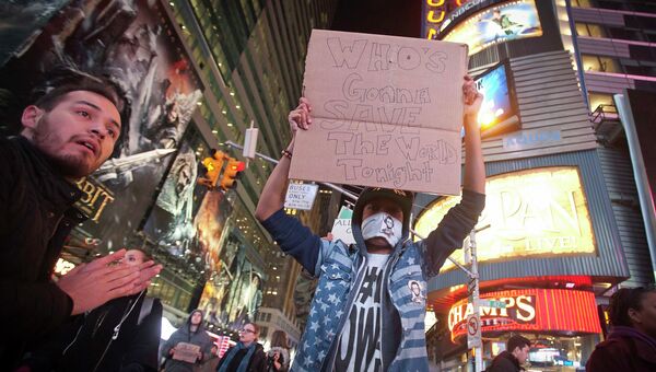 Протестующие на Таймс-сквер после решения большого жюри по делу Эрика Гарнера в Нью-Йорке