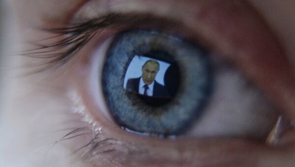Девушка смотрит телевизионную трансляцию послания президента РФ В.Путина к Федеральному Собранию