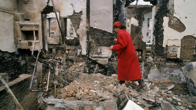 Жительница города Грозного на развалинах своего бывшего дома