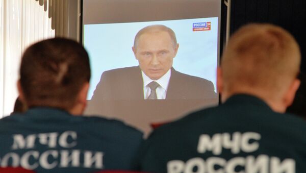 Сотрудники МЧС смотрят телевизионную трансляцию послания президента РФ Владимира Путина к Федеральному Собранию