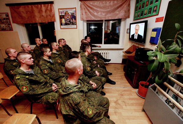 Морские пехотинцы Тихоокеанского флота смотрят телевизионную трансляцию послания президента РФ Владимира Путина к Федеральному Собранию