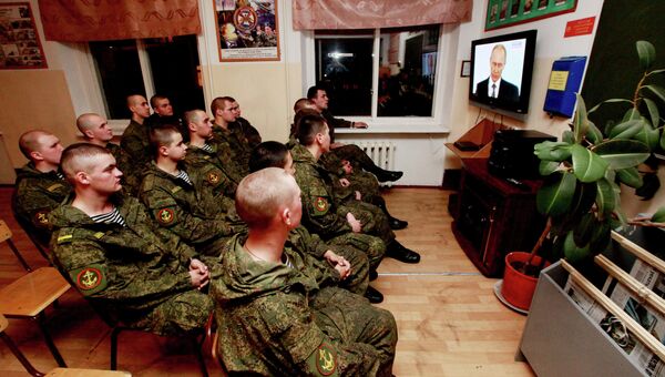 Морские пехотинцы Тихоокеанского флота смотрят телевизионную трансляцию послания президента РФ Владимира Путина к Федеральному Собранию