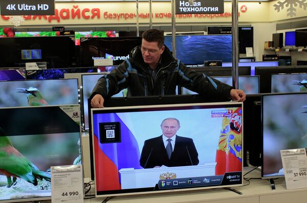 Трансляция послания президента РФ В.Путина к Федеральному Собранию в одном из магазинов в Москве