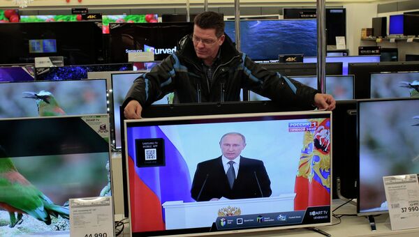 Трансляция послания президента РФ В.Путина к Федеральному Собранию в одном из магазинов в Москве