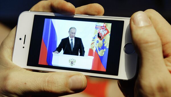 Телевизионная трансляция послания президента РФ Владимира Путина на экране смартфона. Архивное фото