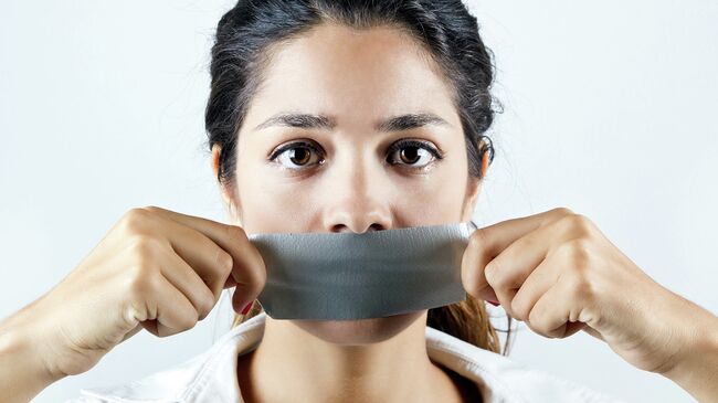 Женщина с заклеенным скотчем ртом. Архивное фото