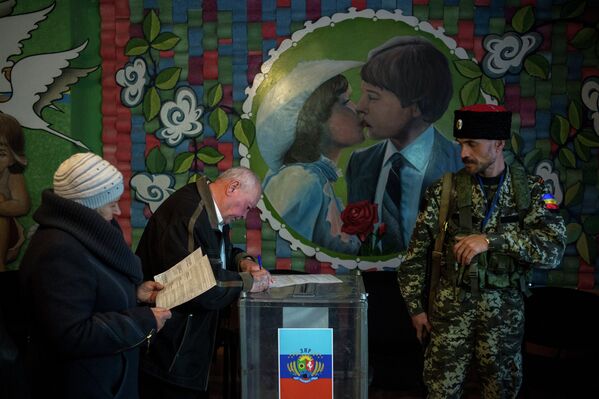 Жители Луганской области голосуют на досрочных выборах главы ЛНР и депутатов Народного совета ЛНР