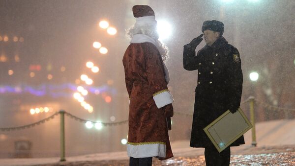 Сотрудник правоохранительных органов встречает водителя в костюме Деда Мороза