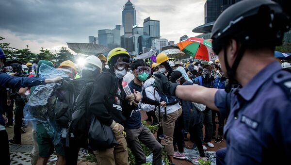 Столкновения протестующих с полицией в Гонконге. Архивное фото