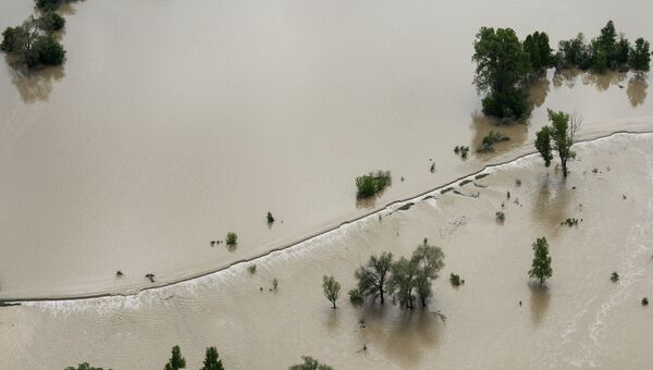Дорога, затопленная вышедшей из берегов рекой Катунь. Архивное фото