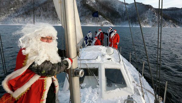Участники яхт-клуба Шкипер одетые как Деды Морозы на реке Енисей возле Красноярска