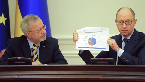 Премьер-министр Украины Арсений Яценюк (справа)