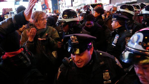 Столкновения полиции с протестующими в Нью-Йорке, США