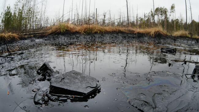 Разлив нефти на Мамонтовском месторождении в Ханты-Мансийском округе. Архивное фото