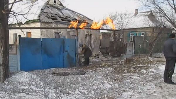 Разрушенные дома и горящий газопровод - последствия обстрела Енакиево