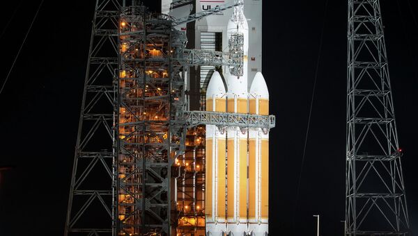 Космический корабль Orion и тяжелая ракета-носитель Delta-4 на стартовой площадке. Архивное фото