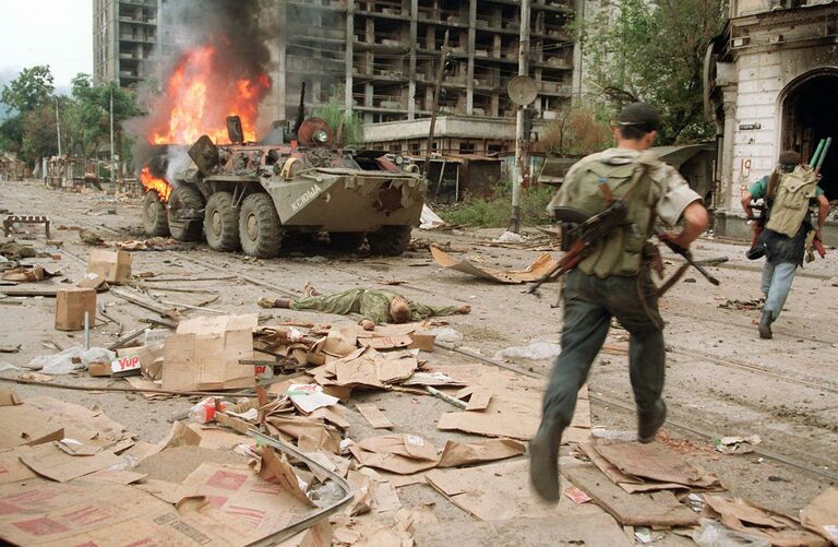 Чеченские боевики во время уличных боев в Грозном. Чеченские боевики во время уличных боев в Грозном.