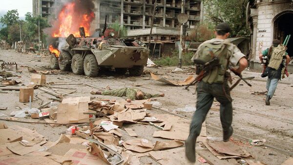 Чеченские боевики во время уличных боев в Грозном.