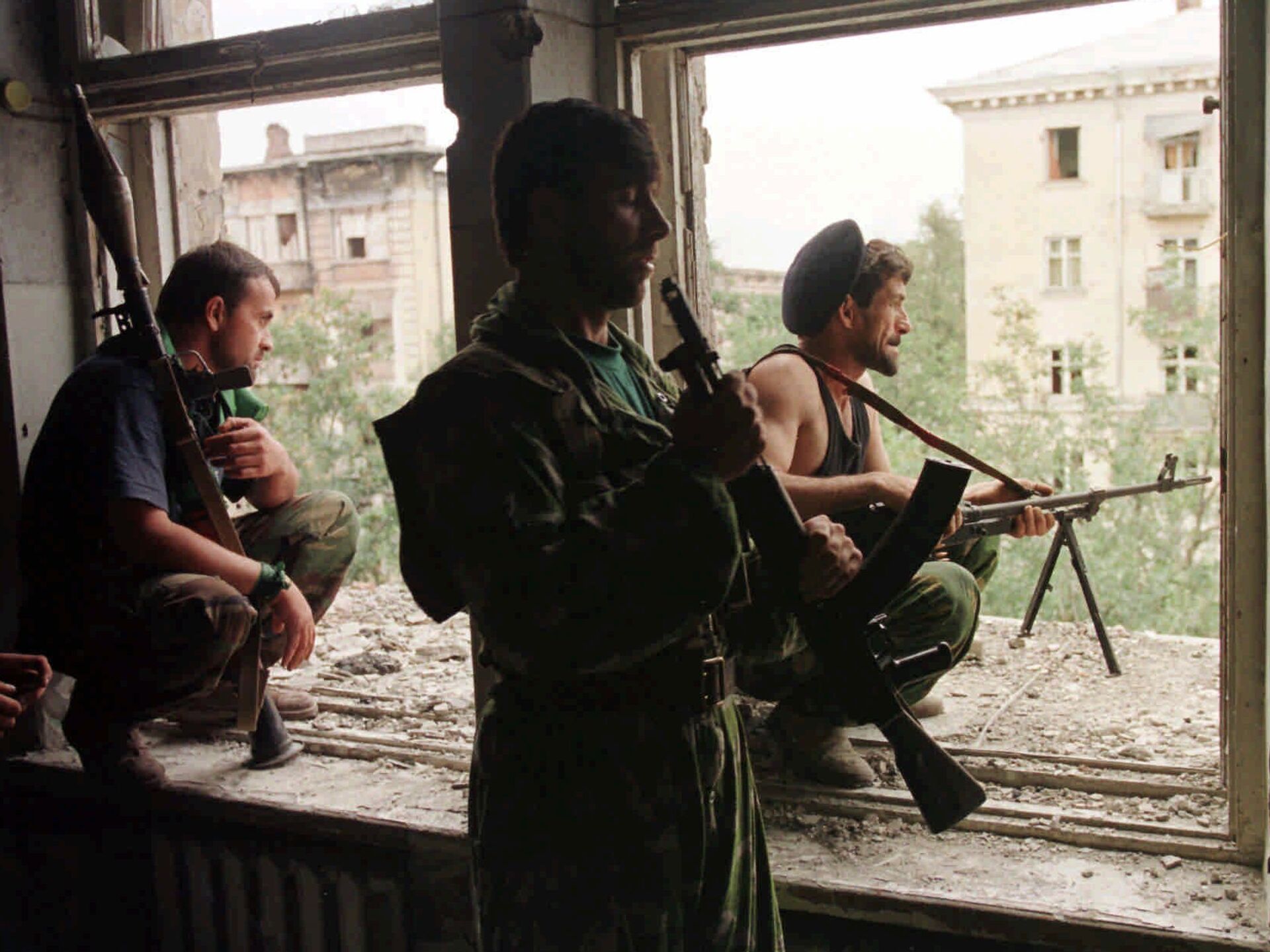 Захват мирное. Чеченские боевики в Грозном 1994. Чечня солдат 1995 Грозный боевики. Грозный август 1996 боевики.