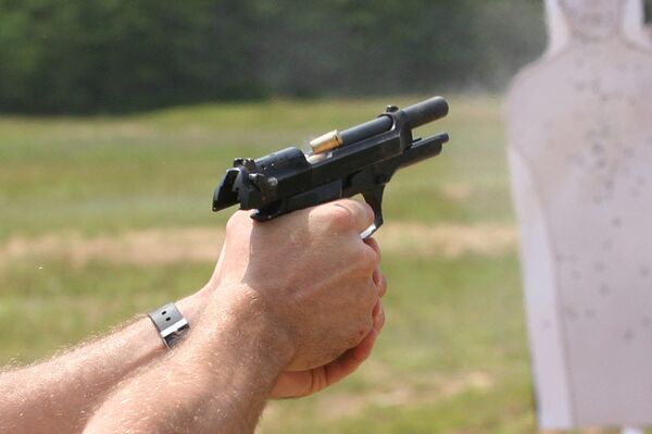 Выстрел из пистолета Beretta M9 Выстрел из пистолета Beretta M9