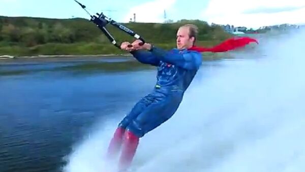 Superman VS Batman: соревнование на водных лыжах