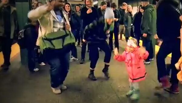Цепная реакция веселья: заразительный танец девочки в метро