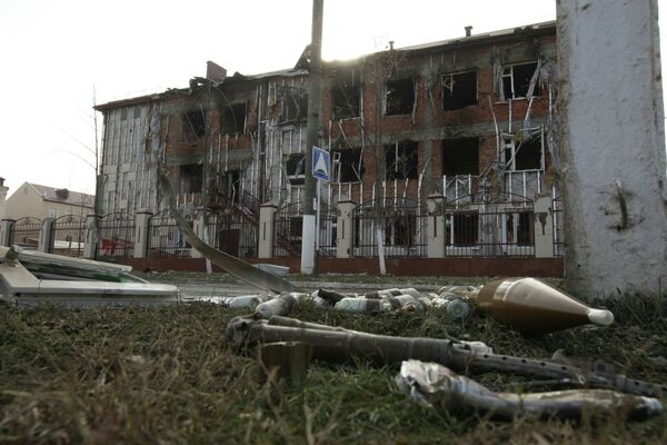 Не разорвавшиеся снаряды на газоне возле школы №20 в центре города Грозного