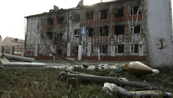 Не разорвавшиеся снаряды на газоне в центре Грозного. Архивное фото