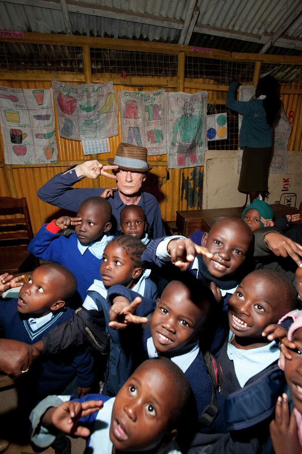 Актёр Билл Найи во время благотворительной миссии в Найроби