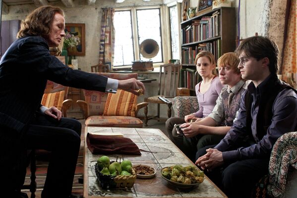 Актёр Билл Найи во время съемок фильма Гарри Поттер и Дары Смерти. Часть 1