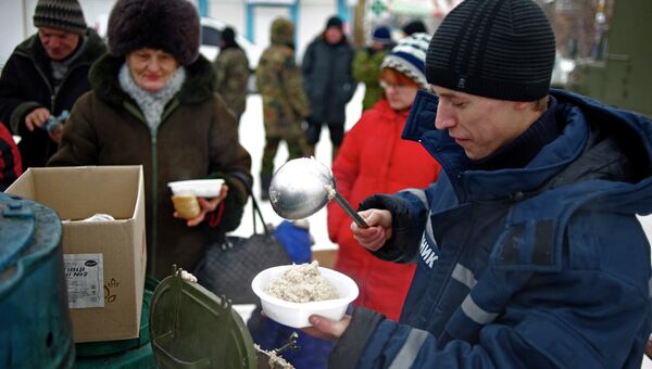 Расдача горячей еды населению недалеко от Луганска. Архивное фото