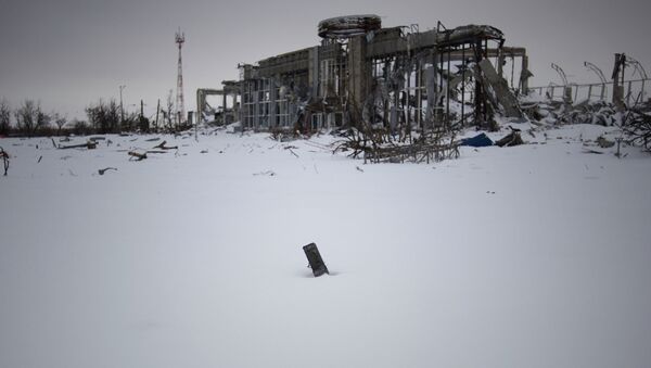 Разрушенное здание терминала аэропорта Донецка