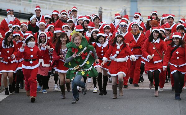 Участники забега Санта-Клаусов в Токио, Япония